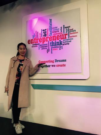 91自拍
MBA 学生黄怿箴在丁丁电视创业LOGO处合影留念